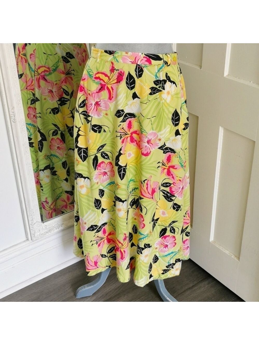 Vintage 90's Tabi maxi vibrant floral skirt. Size 12. EUC